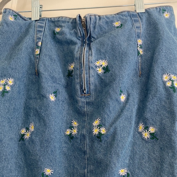 H&M Divided Daisy Embroidered Denim Skirt with Zipper - Picture 4 of 10
